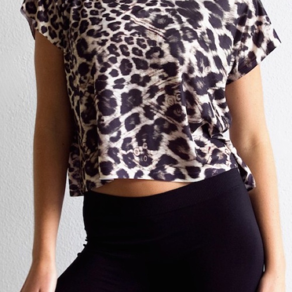 Leopard Crop Top - Picture 2 of 4